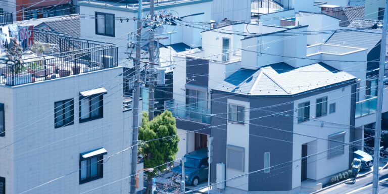 近所で悪口や噂を言われていないか不安を感じるイメージ