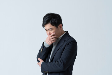 50代男性の悩んでいる画像イメージ画像