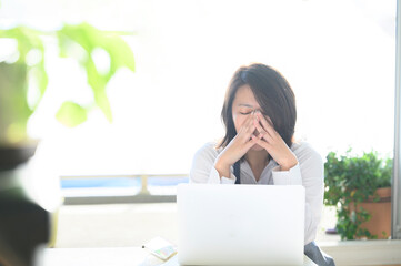 悩みを抱えている３０代の女性のイメージ画像